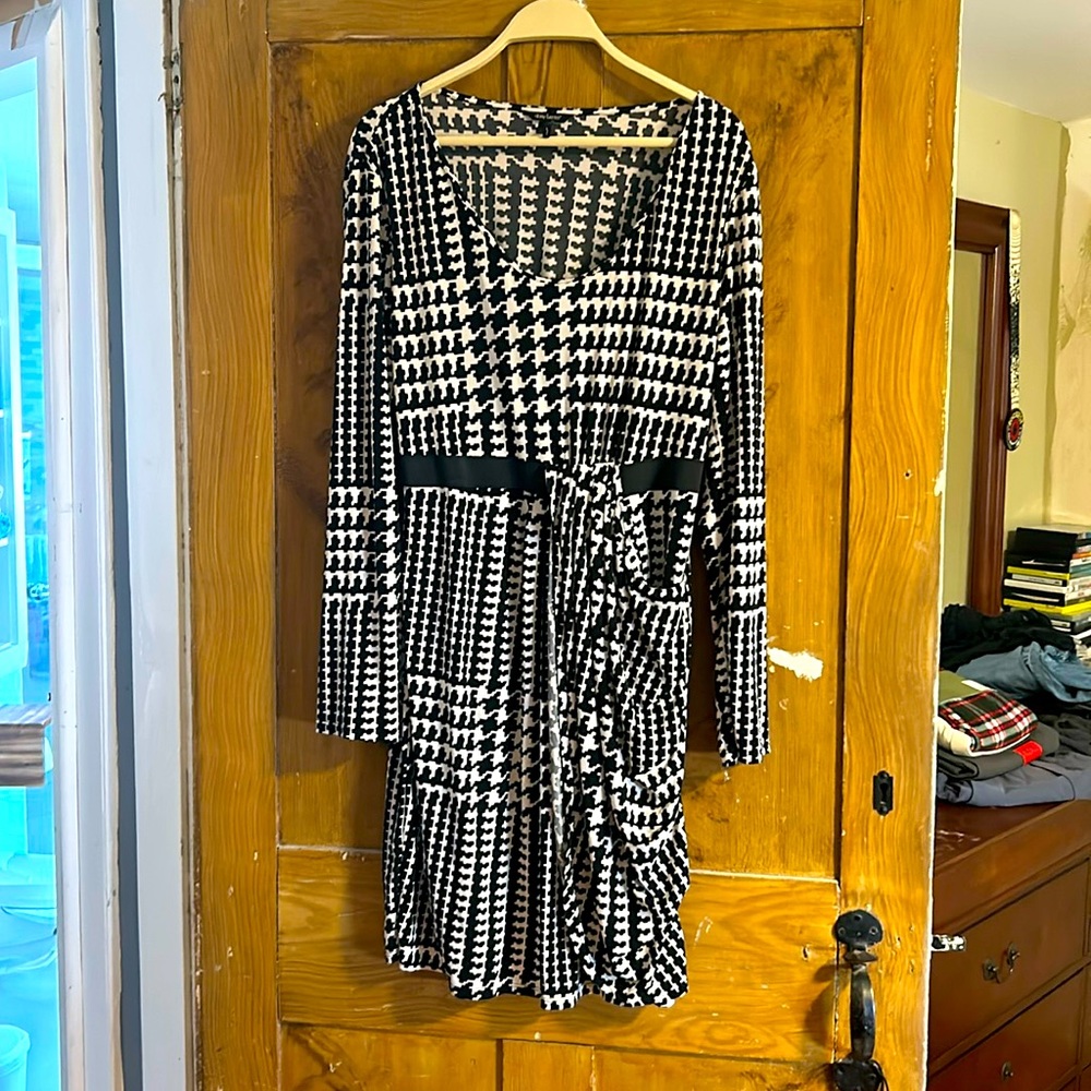 Daisy Fuentes size large wraps at bottom